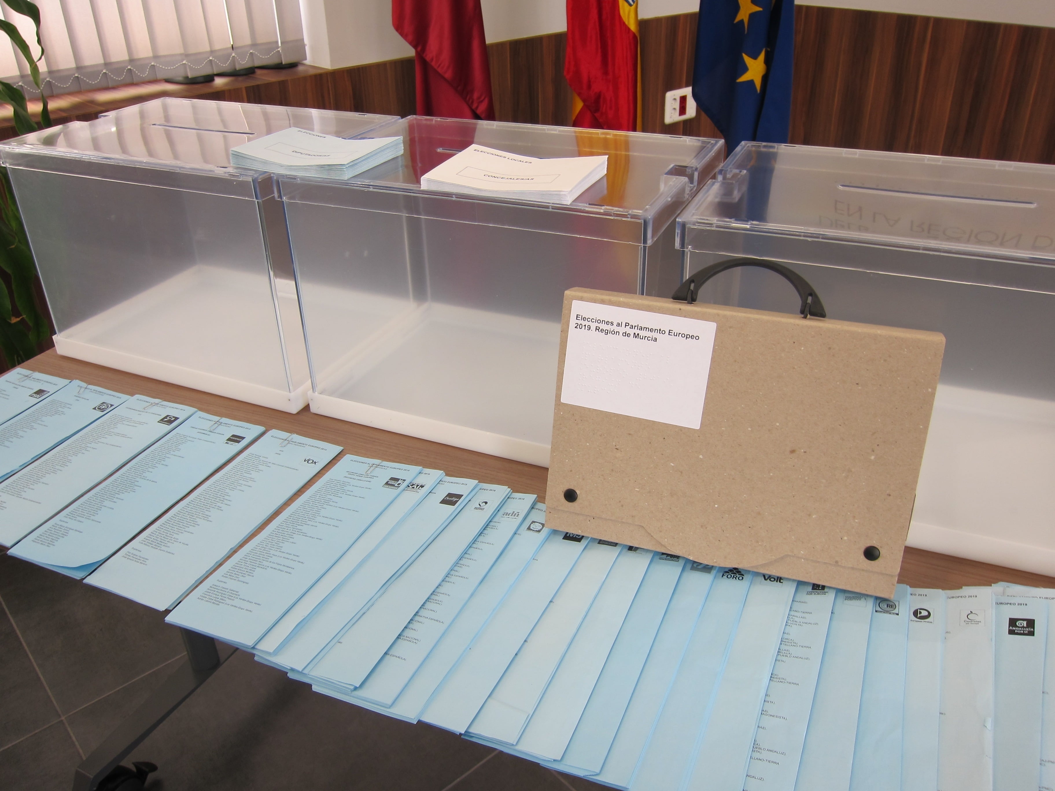 Cartera con el kit de voto accesible en las elecciones autonómicas en la Región de Murcia de 2019. (Europa Press)