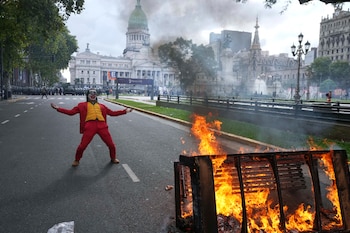 Un Joker frente al Congreso en una marcha en apoyo a los jubilados, Argentina, 12 de marzo de 2025 (Foto: AP/Rodrigo Abd)