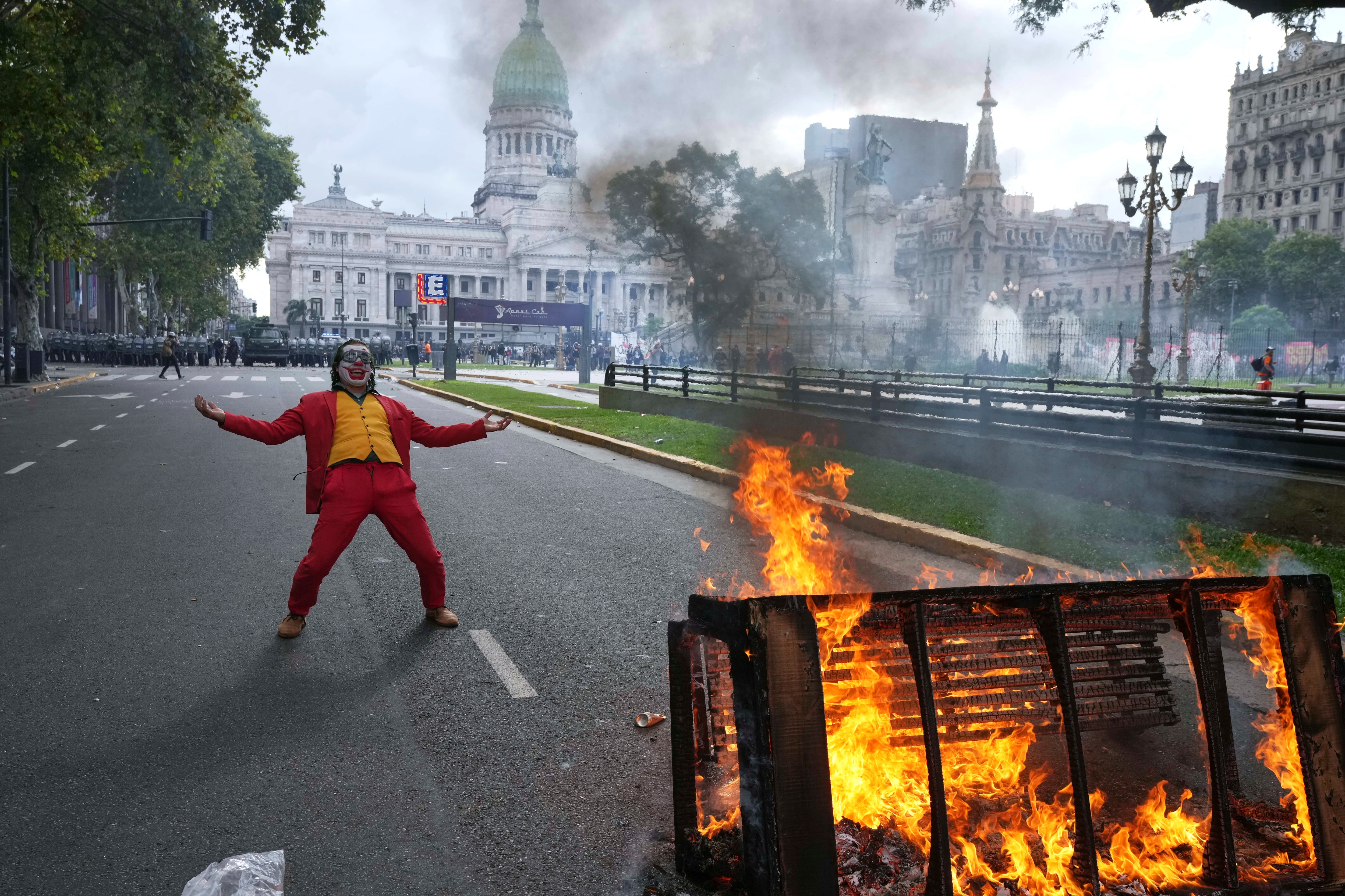 Un Joker frente al Congreso en una marcha en apoyo a los jubilados, Argentina, 12 de marzo de 2025 (Foto: AP/Rodrigo Abd)