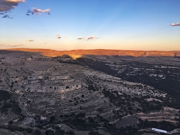Un paisaje de elevaciones pequeñas al atardecer.