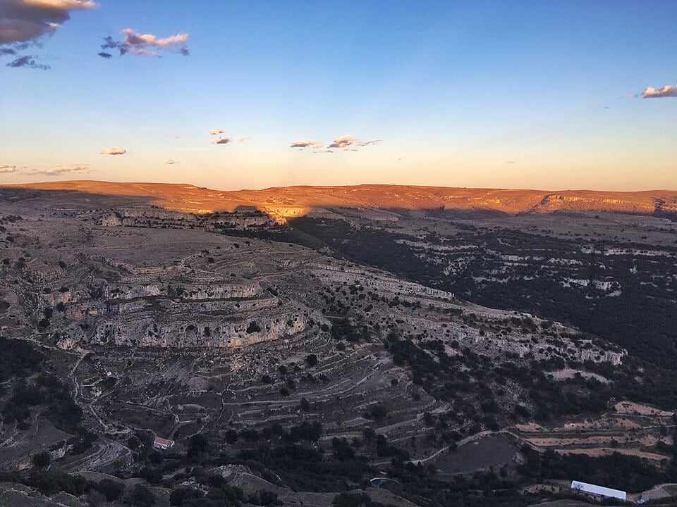 Las vistas de Ares del Maestrat se extienden en 360º al rededor del pueblo dejando estampas como esta al atardecer. (Wikimedia/Manel Zaera)