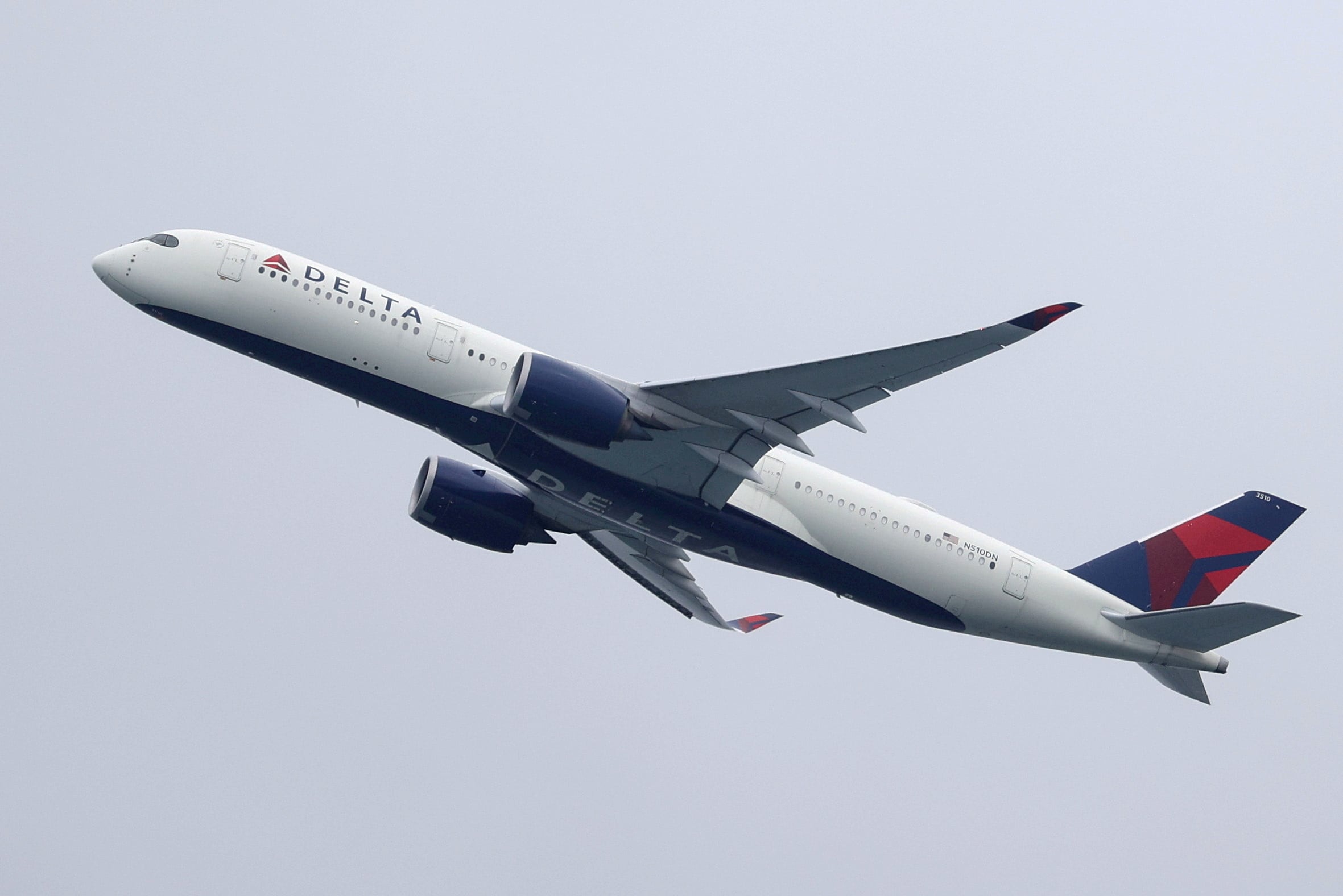Un vuelo de Delta Air Lines de Los Ángeles a Boston aterrizó de emergencia en Detroit después de que el capitán informara que se sentía mal (REUTERS/Loren Elliott/File Photo)