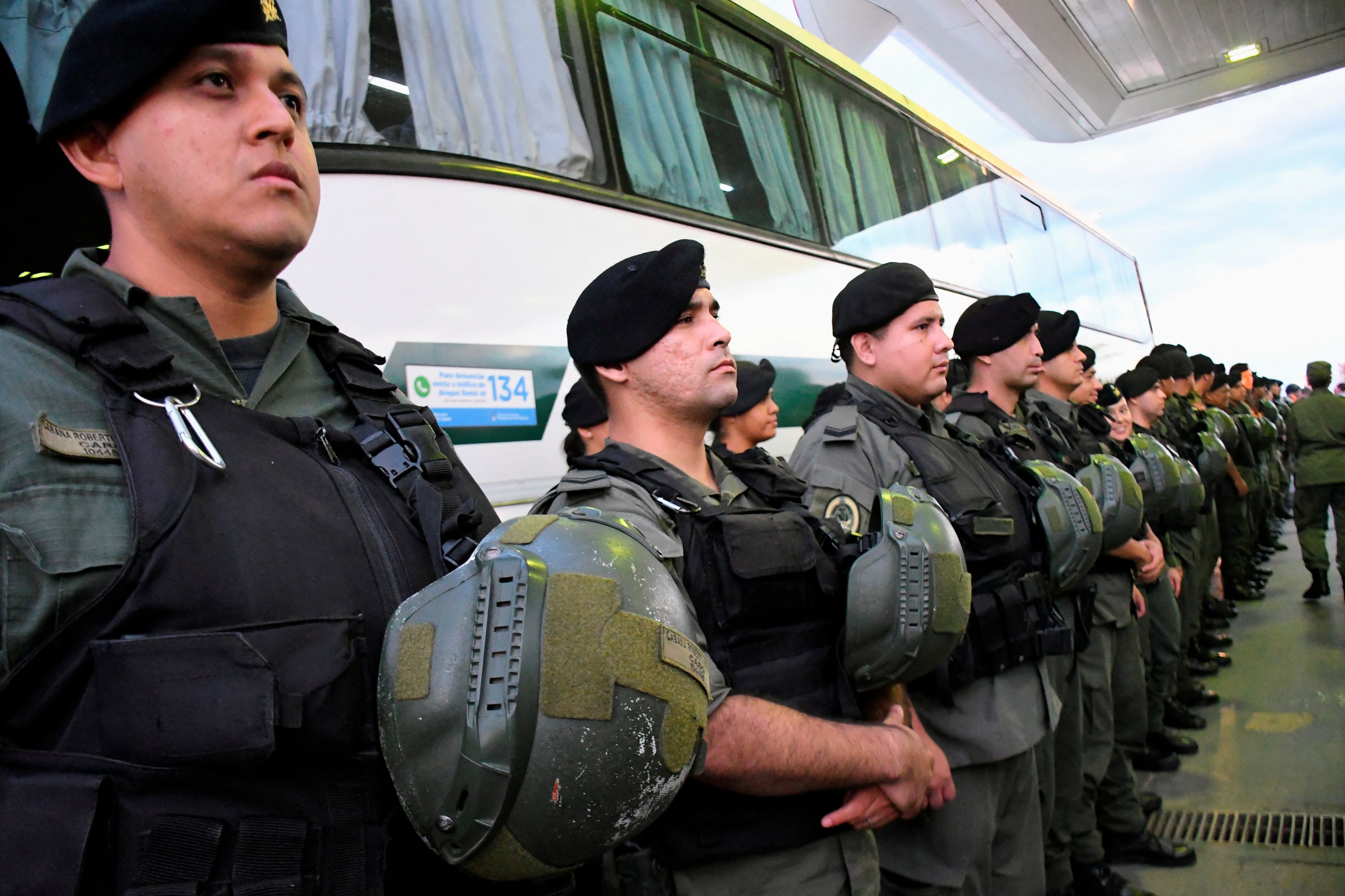 Una auditoría interna del Ministerio de Seguridad de la Nación, realizada en 2024 detecto que las fuerzas federales contaban con 76.812 chalecos, de los cuales 49.159 estaban vencidos, el 64% del total REUTERS/Stringer