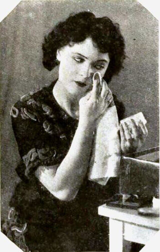 La falta de regulación y conocimiento científico permitió la popularidad de tratamientos de belleza tóxicos hasta el siglo XX (Wikimedia Commons)