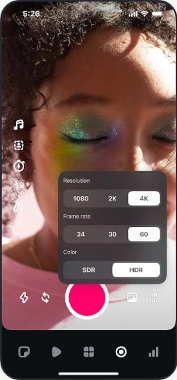 Interfaz de un teléfono móvil con un menú desplegable de video que muestra las opciones 4K, 60 fotogramas y HDR sobre un rostro
