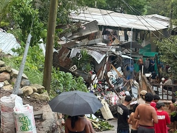 Los equipos de rescate trabajaron entre los escombros para descartar que hubiera más personas atrapadas tras el desplome.(Foto: Cuerpo de Bomberos)