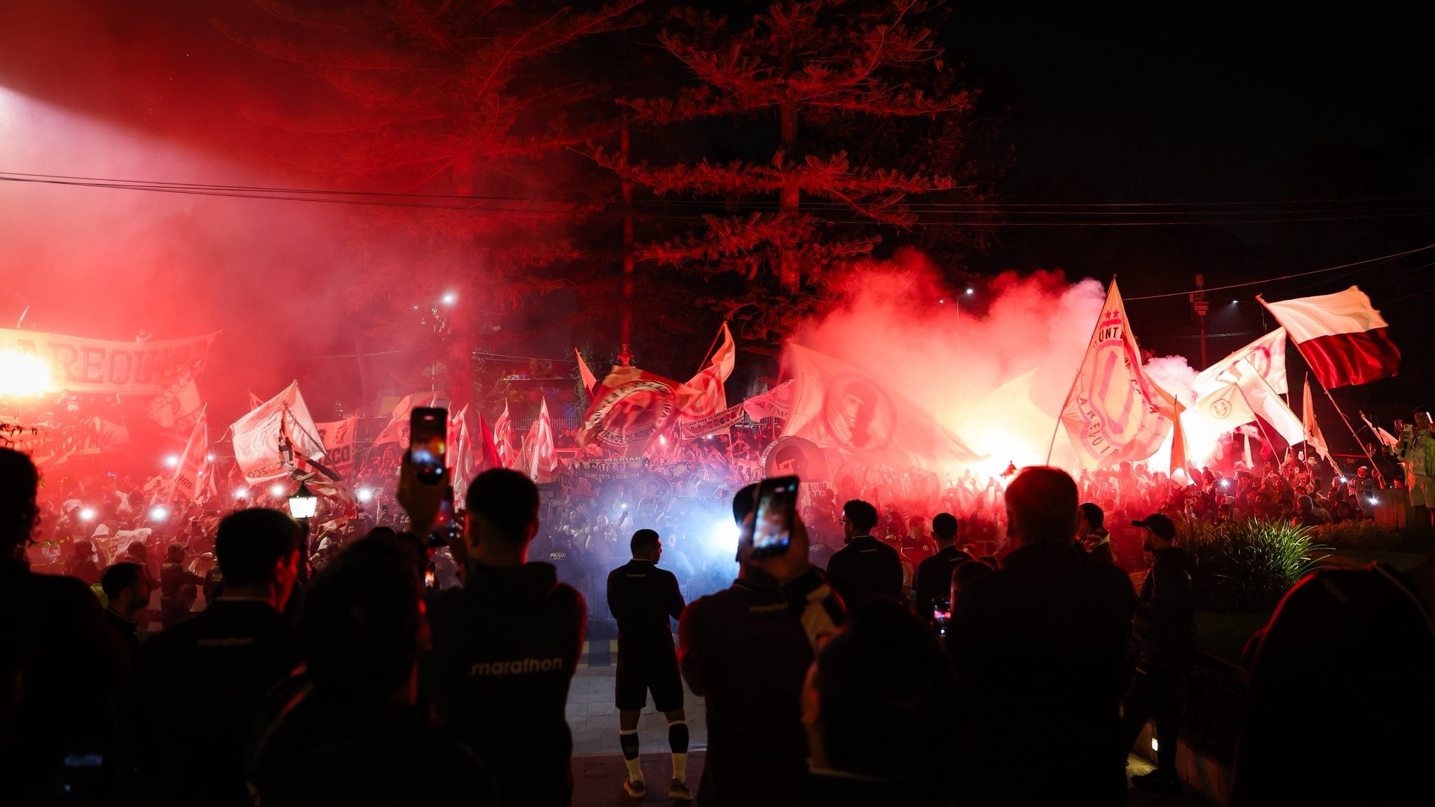 Centenas de torcedores do Universitario de Deportes se reuniram em Arequipa para o tradicional 'Banderazo', demonstrando seu apoio incondicional ao seu time antes da grande partida contra o Melgar pela Liga 1. (@Universitario)