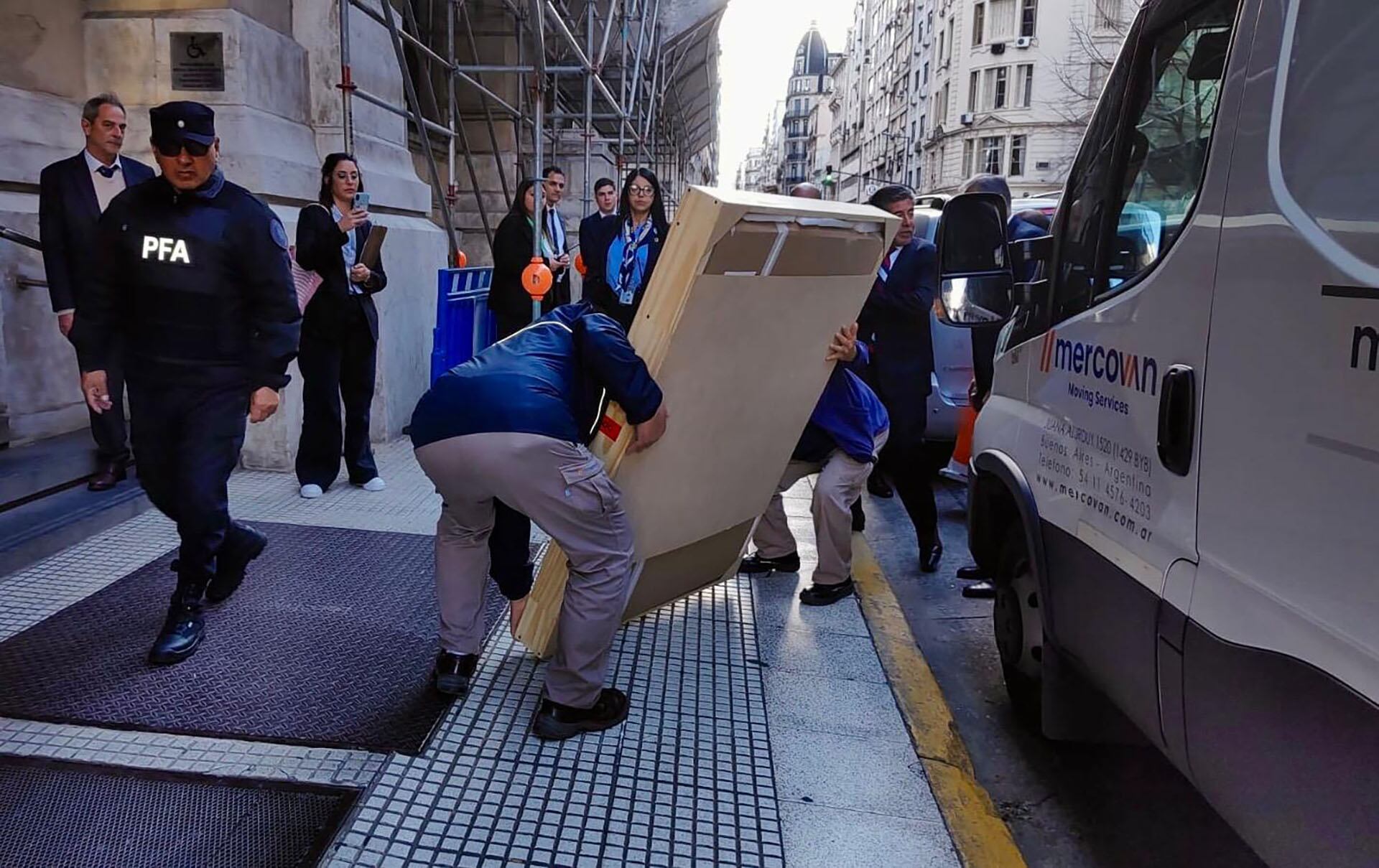 El traslado del cuadro al Palacio de Tribunales.