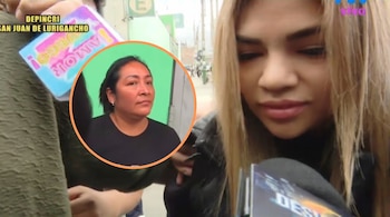 Una mujer rubia habla ante un micrófono, con una imagen circular de otra mujer de cabello oscuro y fondo verde, y una tarjeta con texto.