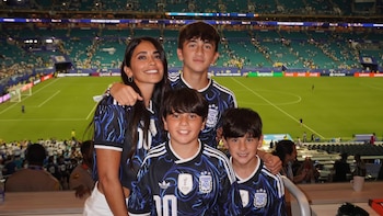 La foto que Antonela Roccuzzo repitió con sus hijos tras un nuevo gol de Messi y el triunfo de Argentina en el Mundial