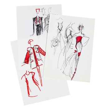 Tres hojas de papel blanco superpuestas con bocetos de moda dibujados con tinta negra y acentos rojos. Muestran figuras femeninas con vestuario