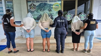 En Panamá tres mujeres fueron aprehendidas cargando 104 paquetes de presunta droga
