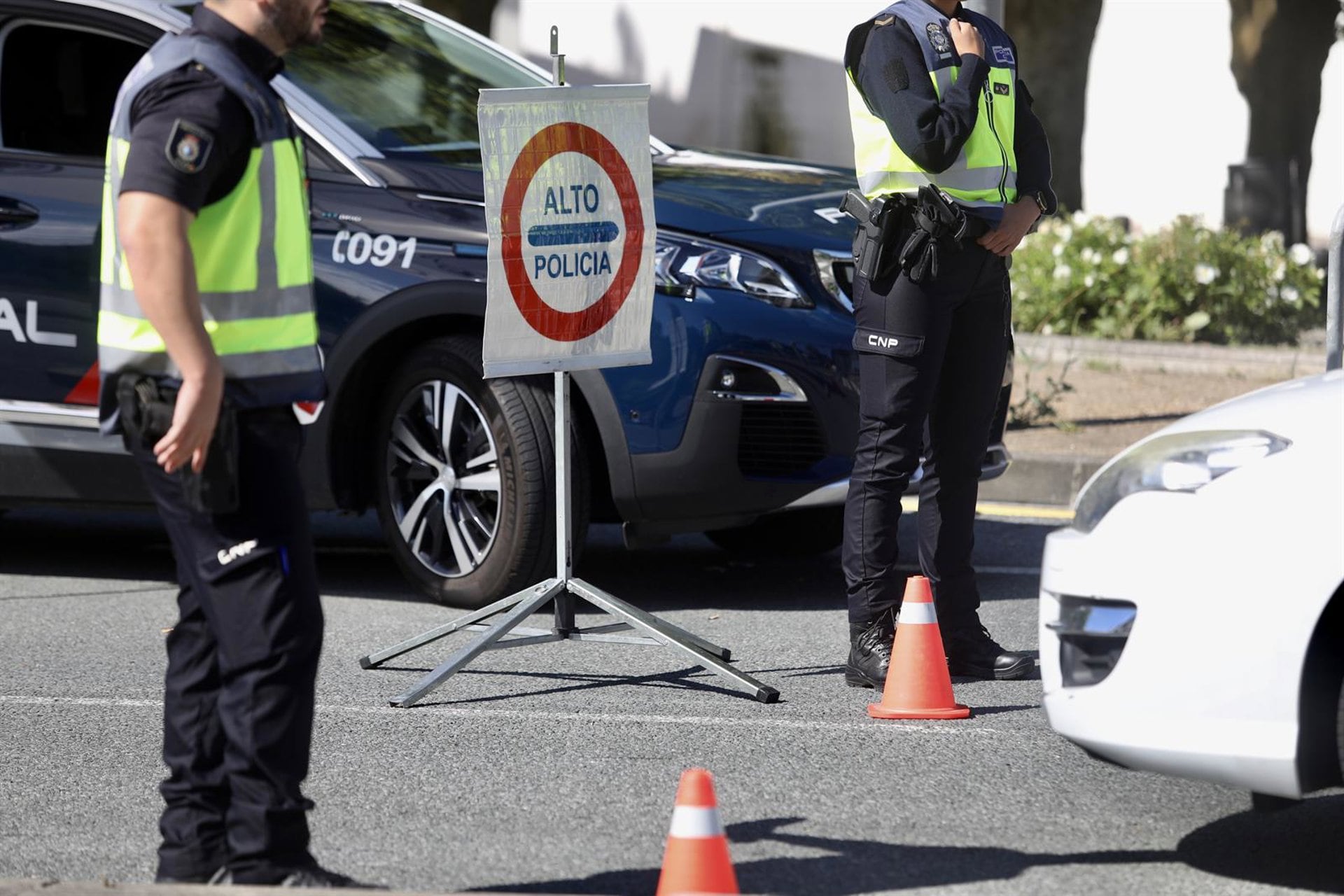 Varios agentes de la Policía Nacional durante un control policial. (Javi Colmenero/ Europa Press)