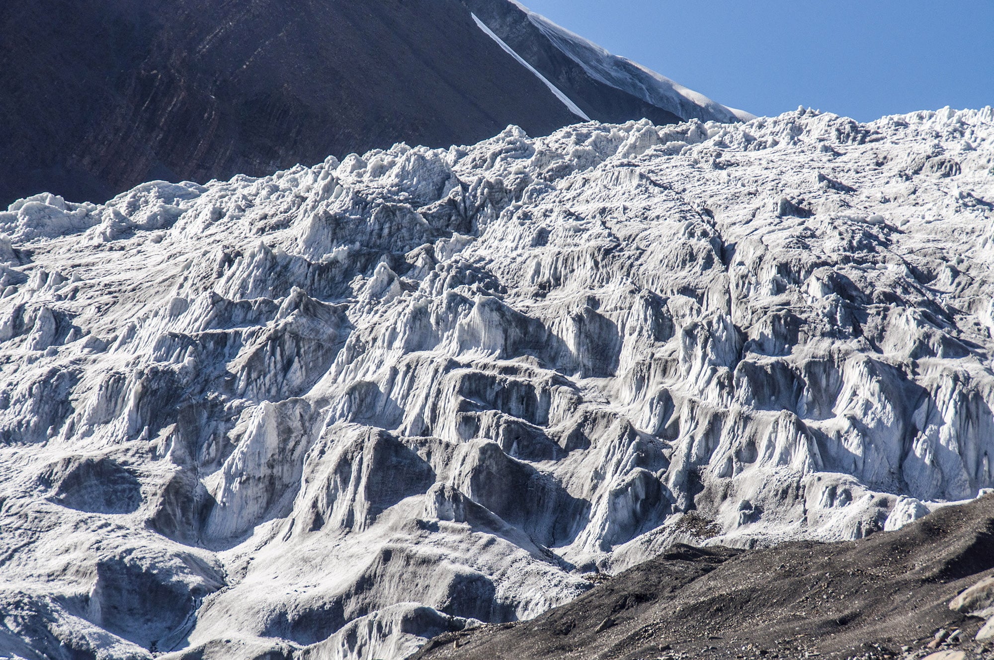 Los glaciares colgantes del Himalaya pueden perder estabilidad y desencadenar desprendimientos de hielo, rocas, nieve y sedimentos hacia los valles (REUTERS)