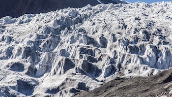El riesgo de los “glaciares colgantes” en el Himalaya: cómo un desprendimiento puede provocar inundaciones devastadoras