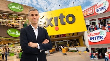 Hombre con saco azul y camisa blanca, brazos cruzados, en un montaje con fachadas de supermercados Carulla, Éxito, Surtimax y Super Inter.