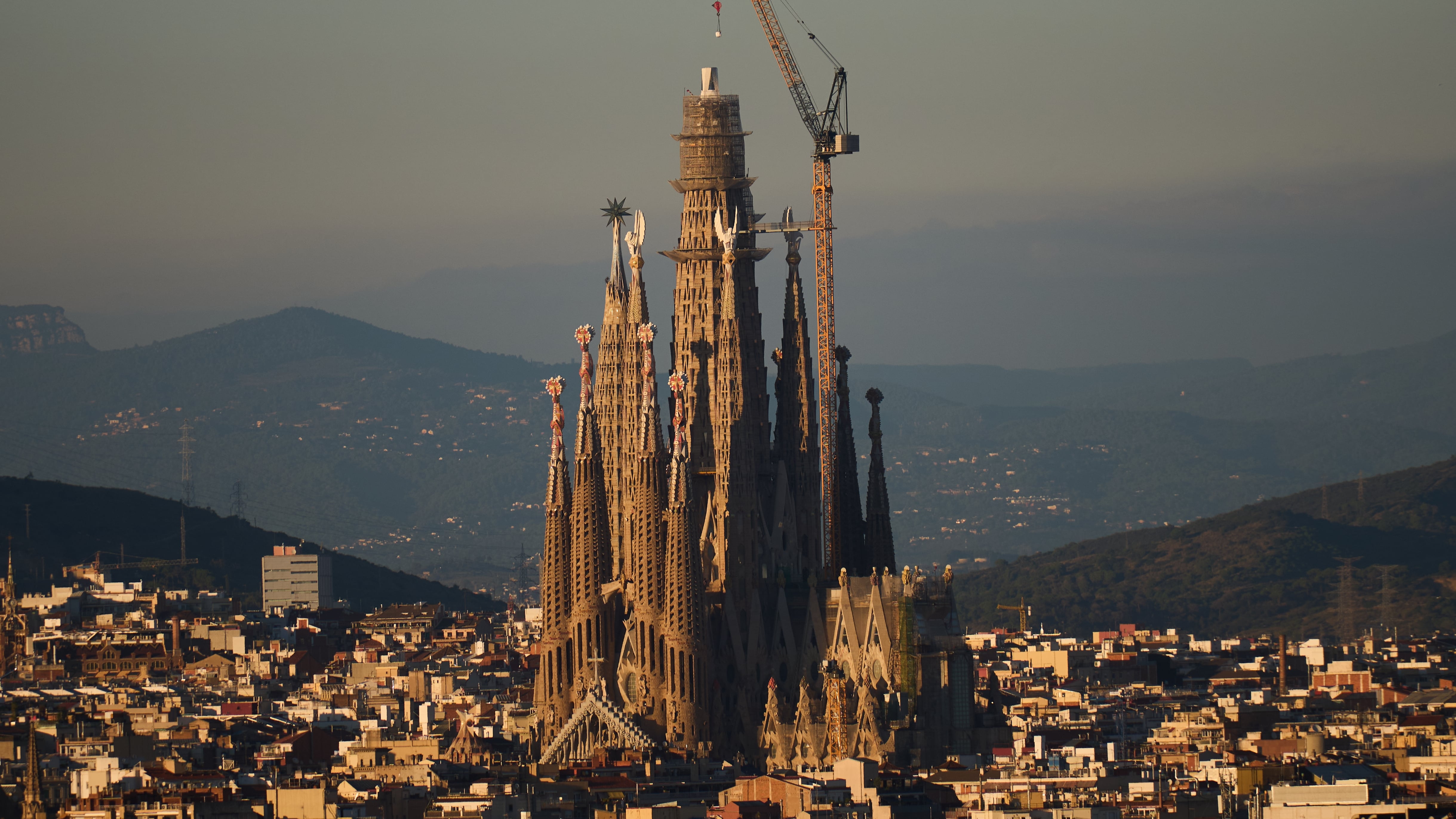 El legado de Antoni Gaudí en la Sagrada Familia trasciende el tiempo, inspirando a quienes buscan belleza arquitectónica y misterio espiritual (Foto: AP/Emilio Morenatti)