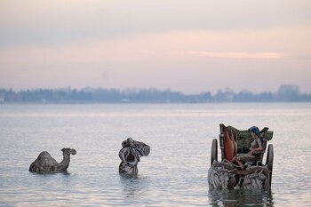 Un belén diseñado por el verdulero local Francesco Orazio se ve sobre la superficie del agua de la laguna de Venecia en la isla de Burano, antes de Navidad, en Venecia, Italia, 15 diciembre 2020.
REUTERS/Manuel Silvestri