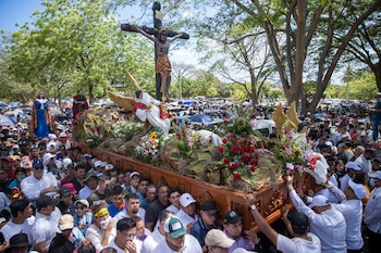 NICARAGUA, 03/04/2026.- Personas participan en el viacrusis de Semana Santa este viernes, en la catedral de Managua (Nicaragua). EFE/ STR