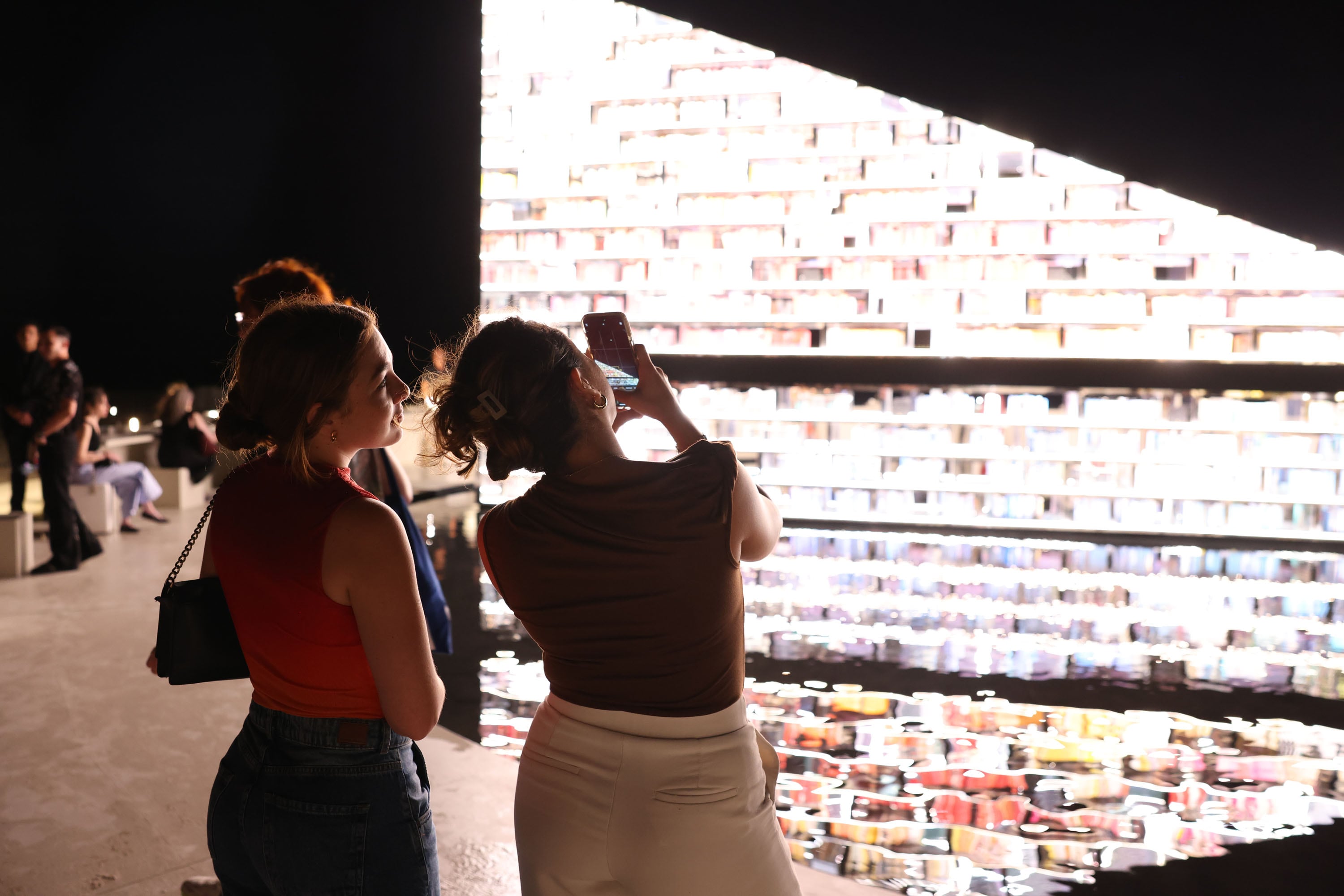 Algunos ejemplares dispuestos sobre la plataforma quedan expuestos a los elementos, lo que evidencia la vulnerabilidad de la cultura ante fenómenos cada vez más frecuentes como tormentas e inundaciones en Miami, una ciudad costera en riesgo.