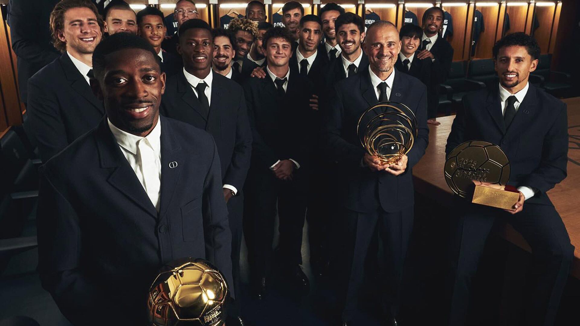 Dembélé posa con el Balón de Oro junto con sus compañeros del PSG