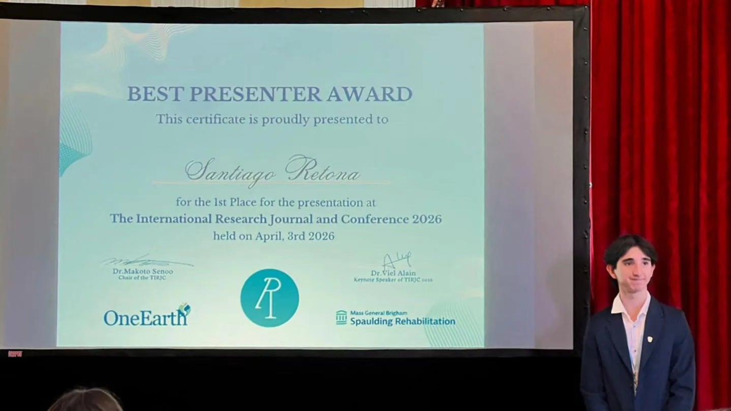 Santiago Retana Rojas, costarricense de 16 años, se convirtió en el primer latinoamericano en recibir el premio Mejor Orador en la conferencia académica de Harvard. (Foto: La Nación)