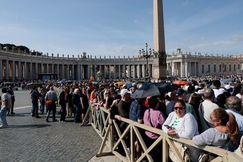 Algunos fieles se congregaron en
