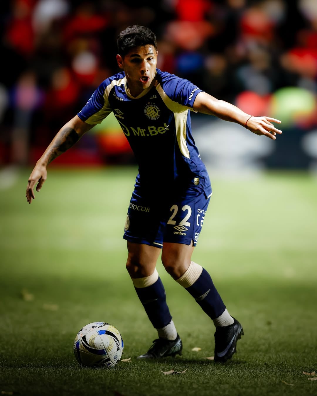 El futbolista uruguayo está próximo a vestir la camiseta de Boca Juniors tras exámenes y detalles finales