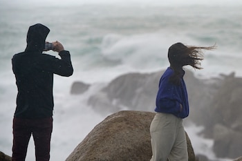Una persona fotografía el mar