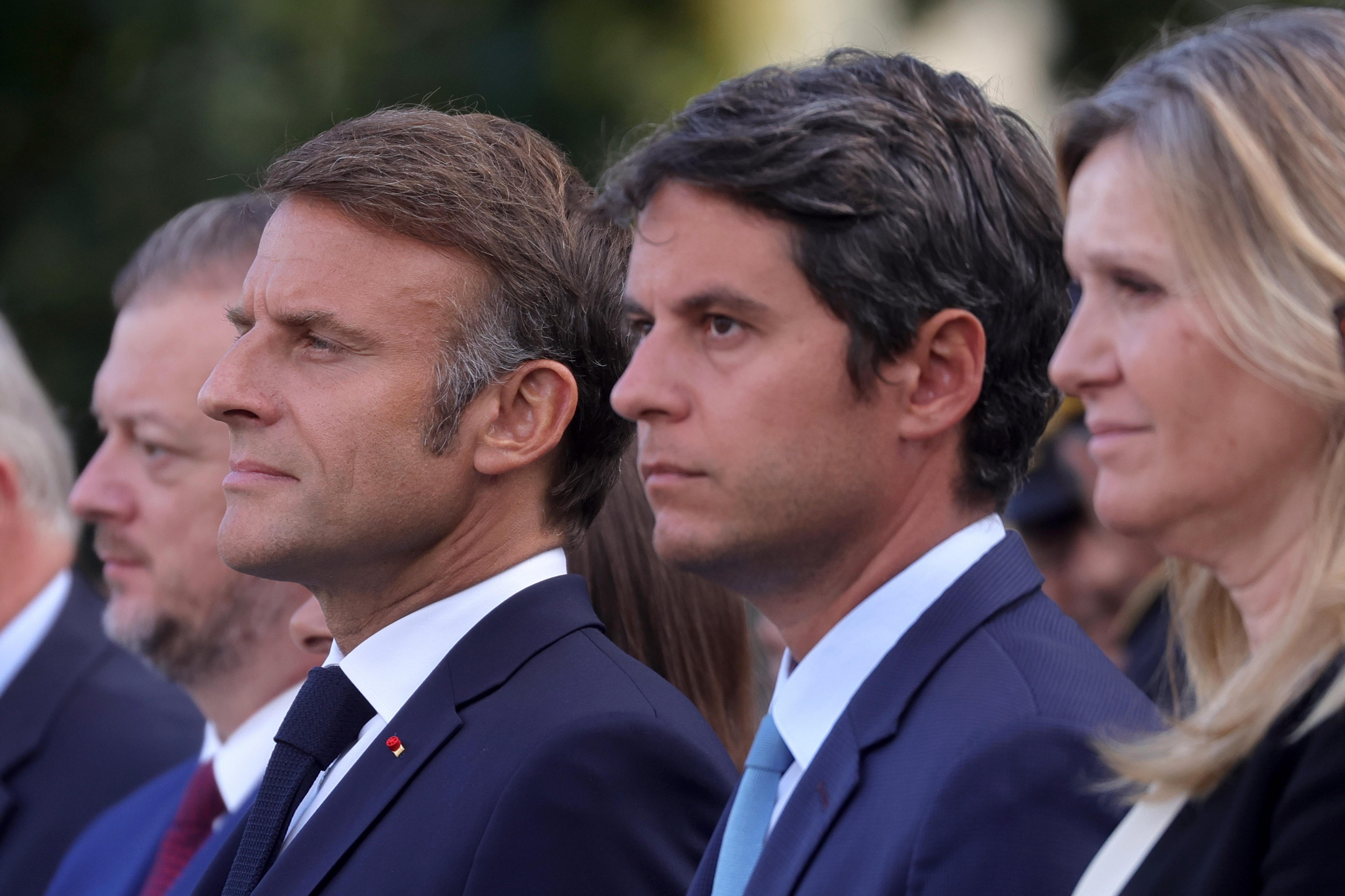 Macron y Attal, durante los actos por el 80° aniversario de la Liberación de París, el 25 de agosto de 2024, cuando el político aún ocupaba el cargo de primer ministro. (EFE/EPA/TERESA SUÁREZ/POOL)