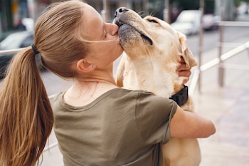 Una mujer abraza a su perro (Magnific)