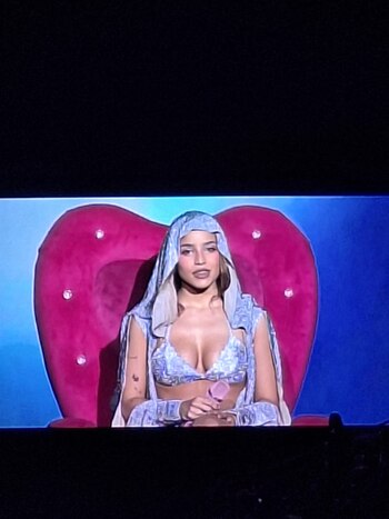 Las enormes pantallas en el