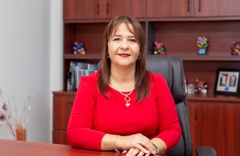 Emilia Gazel, rectora de UFidélitas, señaló que el impacto de la IA alcanza áreas como currículo, evaluación, competencias docentes e inclusión. Crédito: Universidad Fidélitas