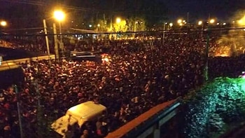 Una multitud a la salida del recital del Indio Solari en Olavarría (Twitter @SolMacaluso)