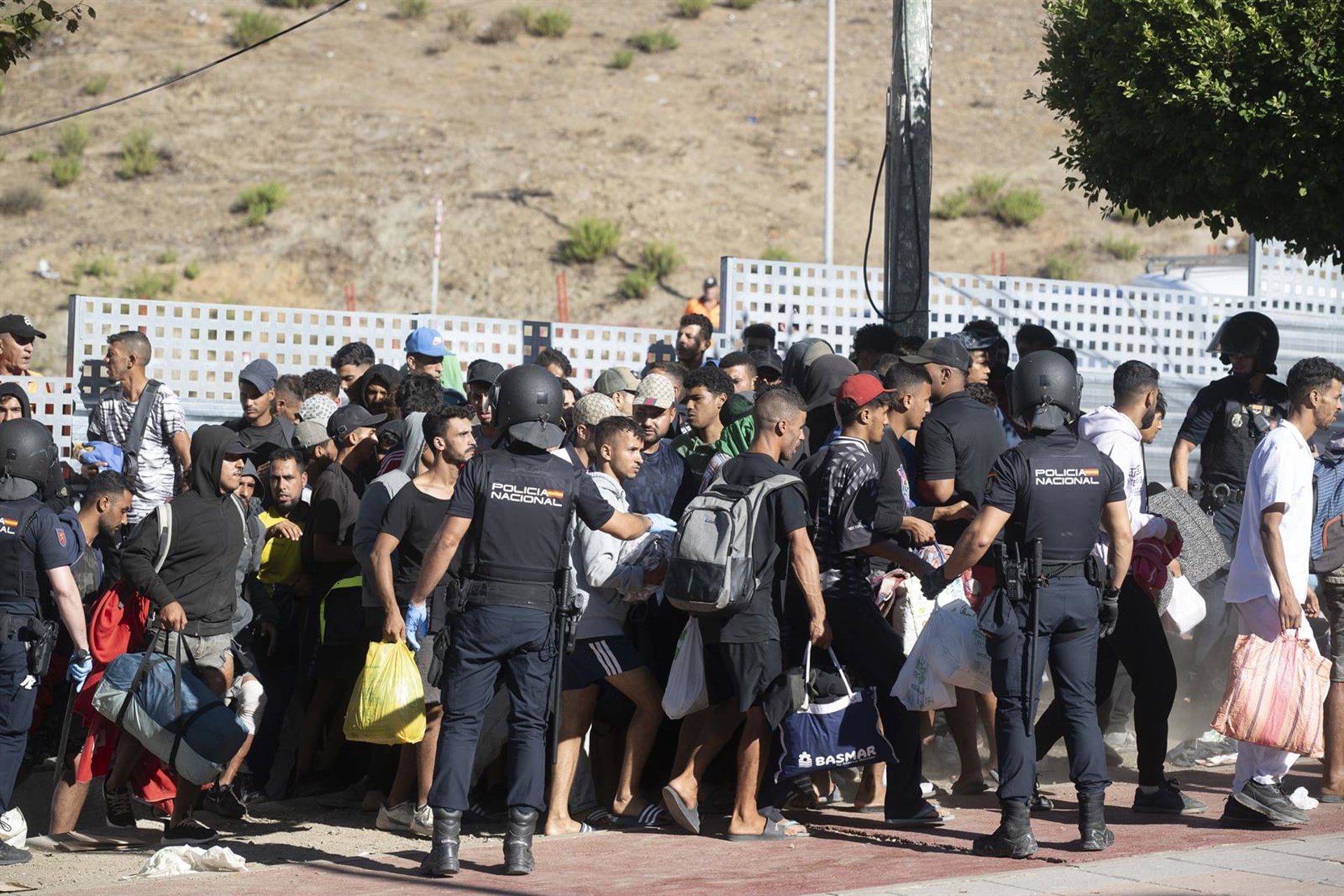24/08/2026 Migrantes esperan en una cola, a 24 de agosto de 2026, en Ceuta (España). La ONG Accem atiende en estos momentos a 1.100 migrantes en el dispositivo de acogida temporal de Loma Margarita, en Ceuta, un espacio que gestiona la entidad y que cuenta con sus plazas totalmente cubiertas. En la ciudad autónoma, la entidad Engloba gestiona el centro Loma Colmenar con otras 700 plazas. En total, son 1.800 las plazas en los centros de atención puestos en marcha en la ciudad autónoma tras la entrada masiva del 30 de julio.
POLITICA
Marcos Moreno - Europa Press