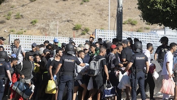 Crece la tensión en Ceuta: un centenar de personas trata de impedir el reparto de comida por parte de la Cruz Roja en la playa de El Trampolín