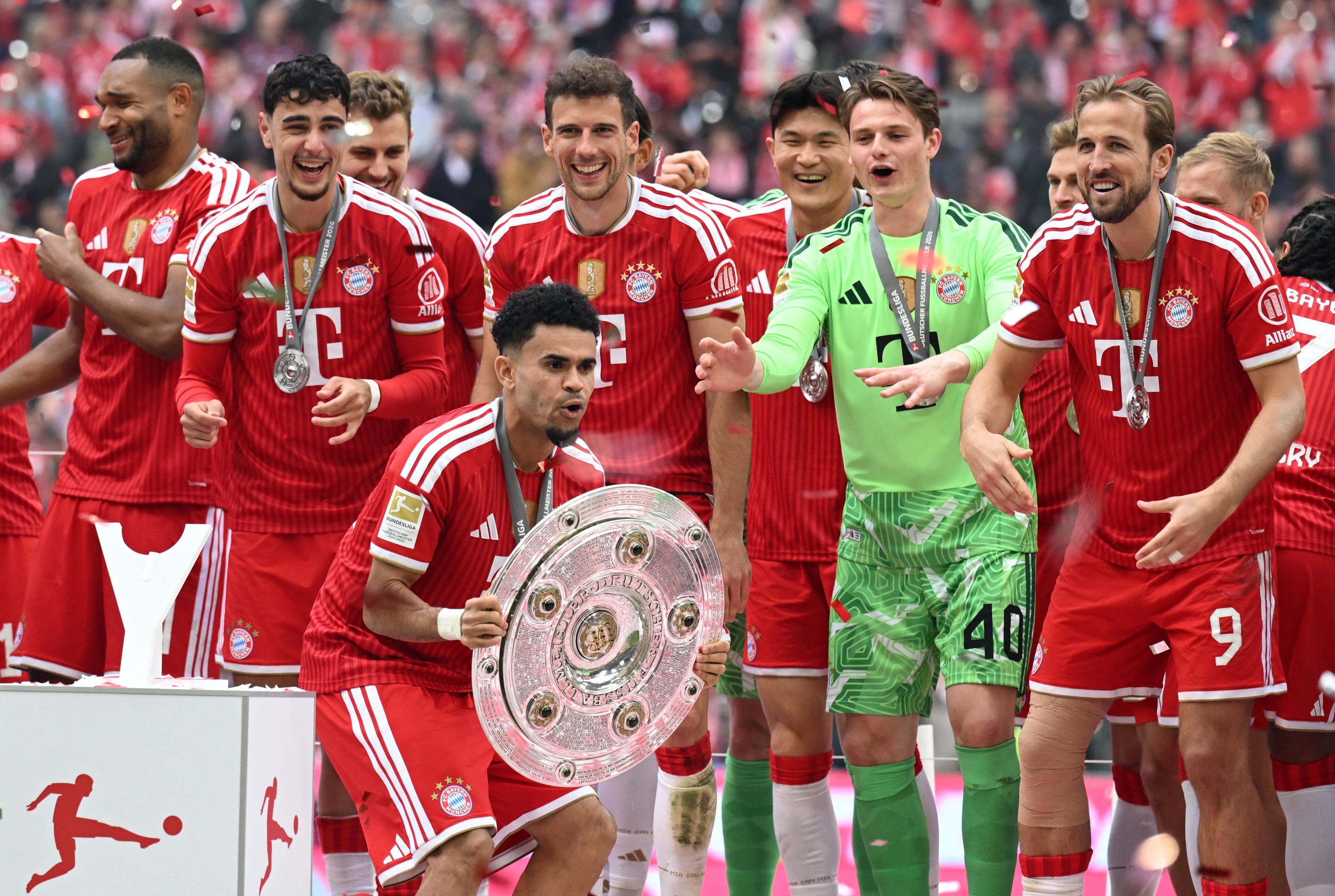Luis Díaz levantando el título de la Bundesliga-crédito Angelika Warmuth/REUTERS