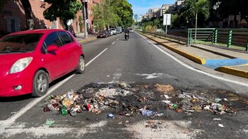 Restos de basura quemada que