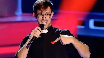 El padre Damián, el cura influencer que participó en ‘La Voz’, deja el sacerdocio tras 20 años (Mediaset España)