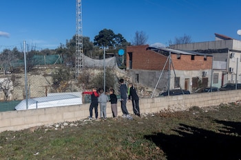 Varios niños en el sector 5 de la Cañada Real el pasado mes de enero. (Ricardo Rubio / Europa Press)