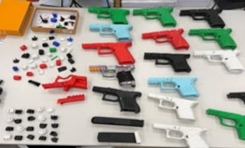 El operativo del 25 de junio de 2026 en Nueva Jersey permitió secuestrar una impresora 3D, 17 marcos, cargadores y cerca de 70 dispositivos de conversión de armas. (Foto: Fiscalía de los Estados Unidos, Distrito de Nueva Jersey)