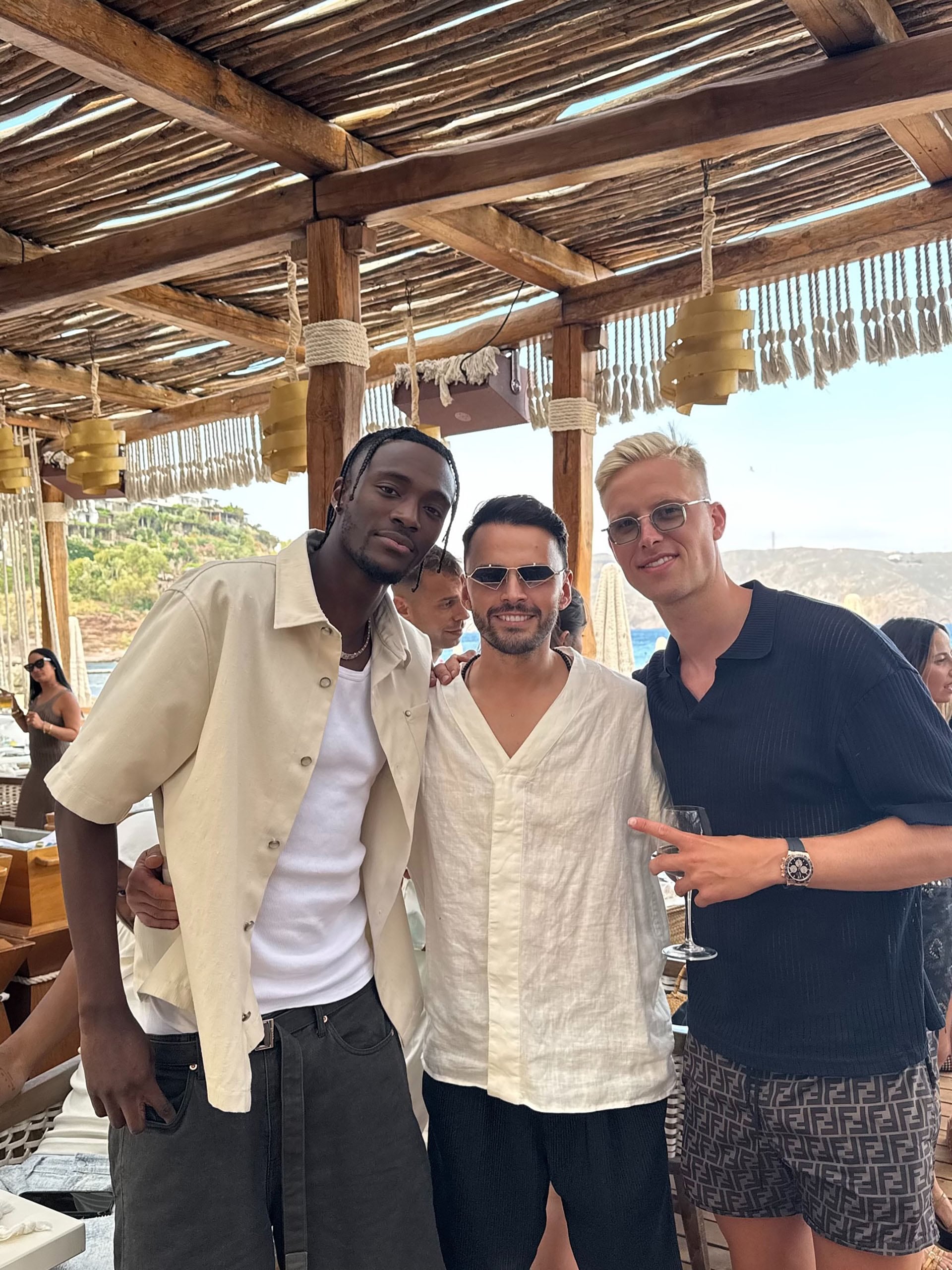 El jugador del Aston Villa Tammy Abraham y Hordur Magnusson, del Levadiakos, con el dueño de la agencia VIP (Instagram)