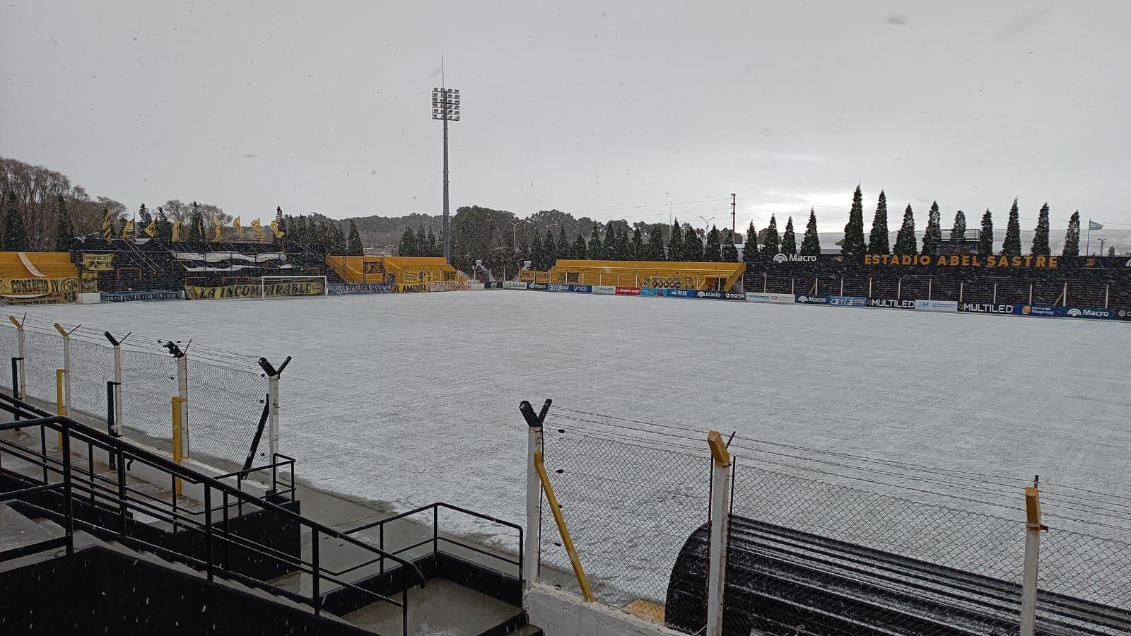 Suspendieron el partido entre Deportivo Madryn y Quilmes por la nevada (Foto: Twitter @haguustiin)