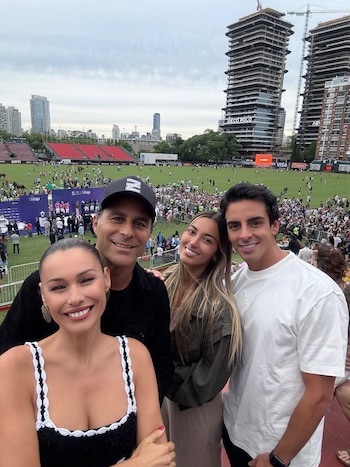 Acompañada de su círculo cercano,