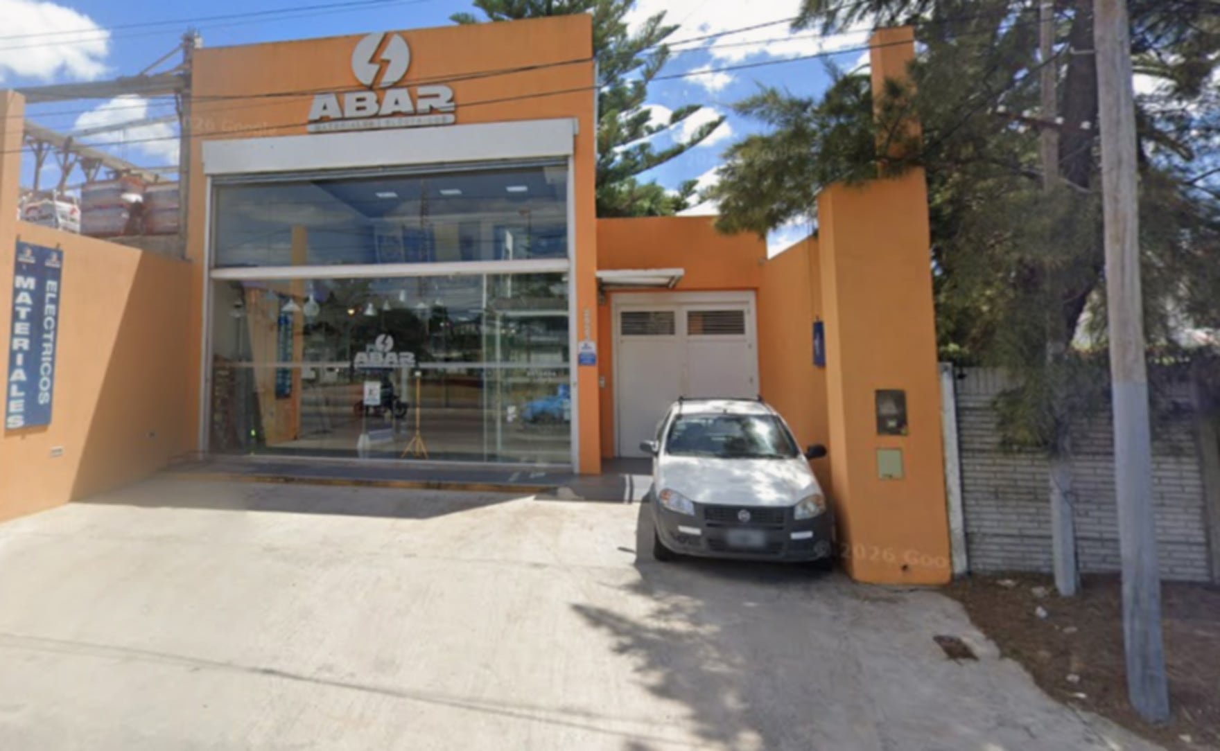 Delincuentes sustrajeron dinero tras ingresar por el techo de un local de materiales eléctricos en La Plata, generando preocupación entre los comerciantes de la zona (Google Maps)