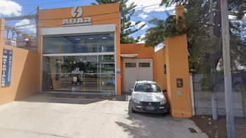 Perforaron el techo de un local de materiales eléctricos en La Plata y se llevaron $12.000.000