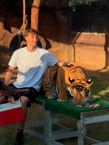 El defensor se sentó junto