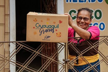 Entregar kits es una de las tácticas para lograr que los ciudadanos se vacunen, según informó la alcaldesa de Guayaquil. (Fotografía tomada de la cuenta de Twitter de la Alcaldesa de Guayaquil).