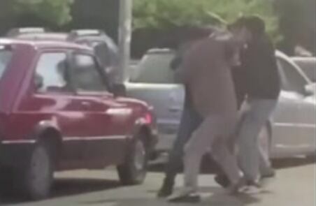 Otra brutal pelea callejera a la salida de un boliche: un joven fue atacado a golpes con un palo y quedó inconsciente