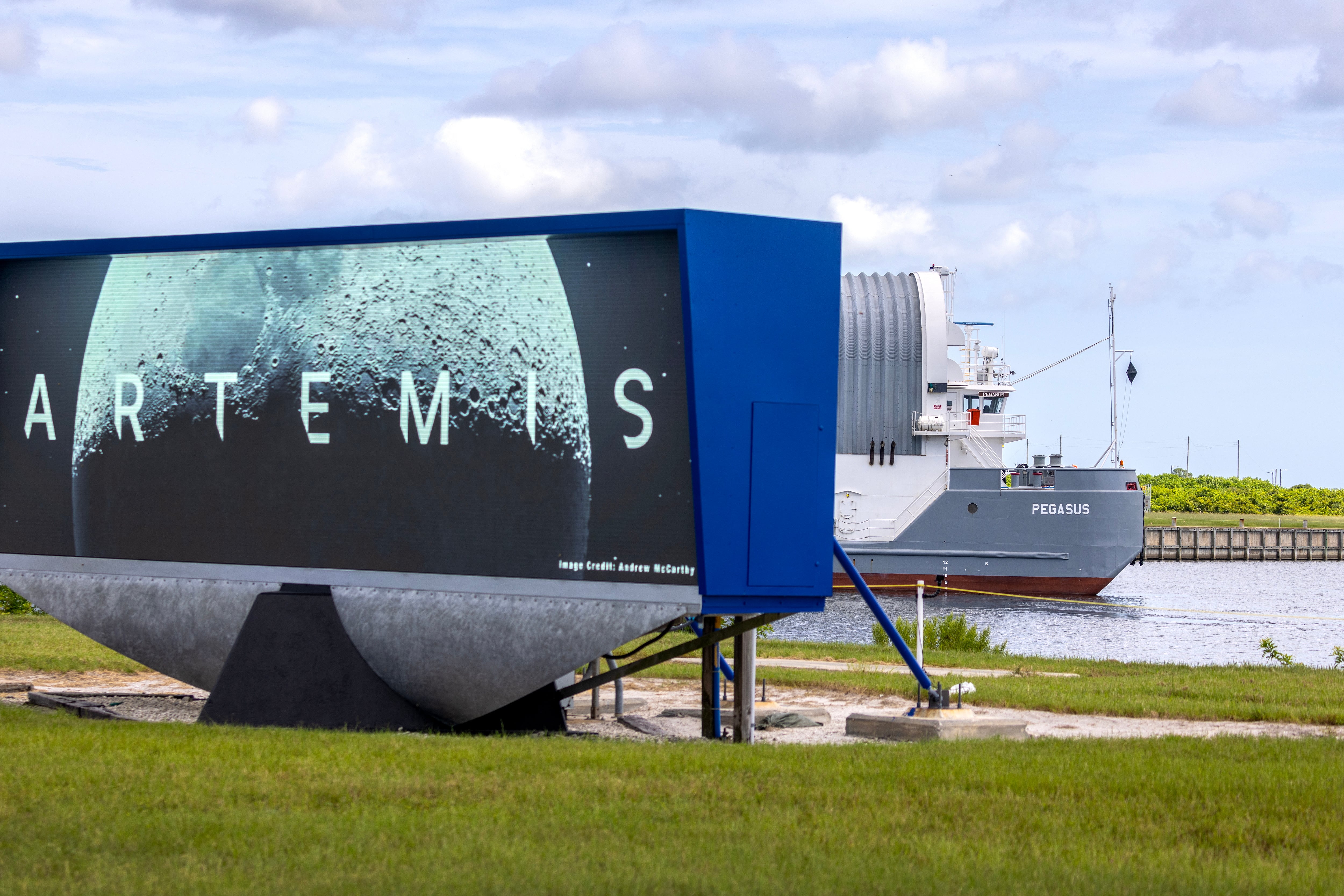 La barcaza Pegasus de la NASA, que contiene la etapa central completamente ensamblada para el cohete del Sistema de lanzamiento espacial de la NASA, llega al Centro Espacial Kennedy en Cabo Cañaveral, Florida, EE.UU.. EFE/Cristóbal Herrera-Ulashkevich